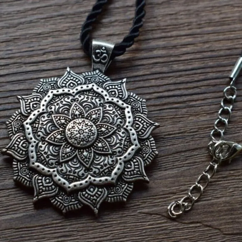 Antique Silver Pendant Necklace Women Ethnic Jewelry