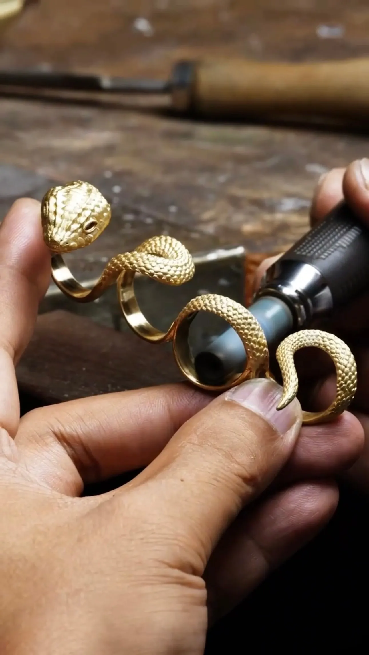 Bespoke | Serpent Ring Twist on 4 Fingers
