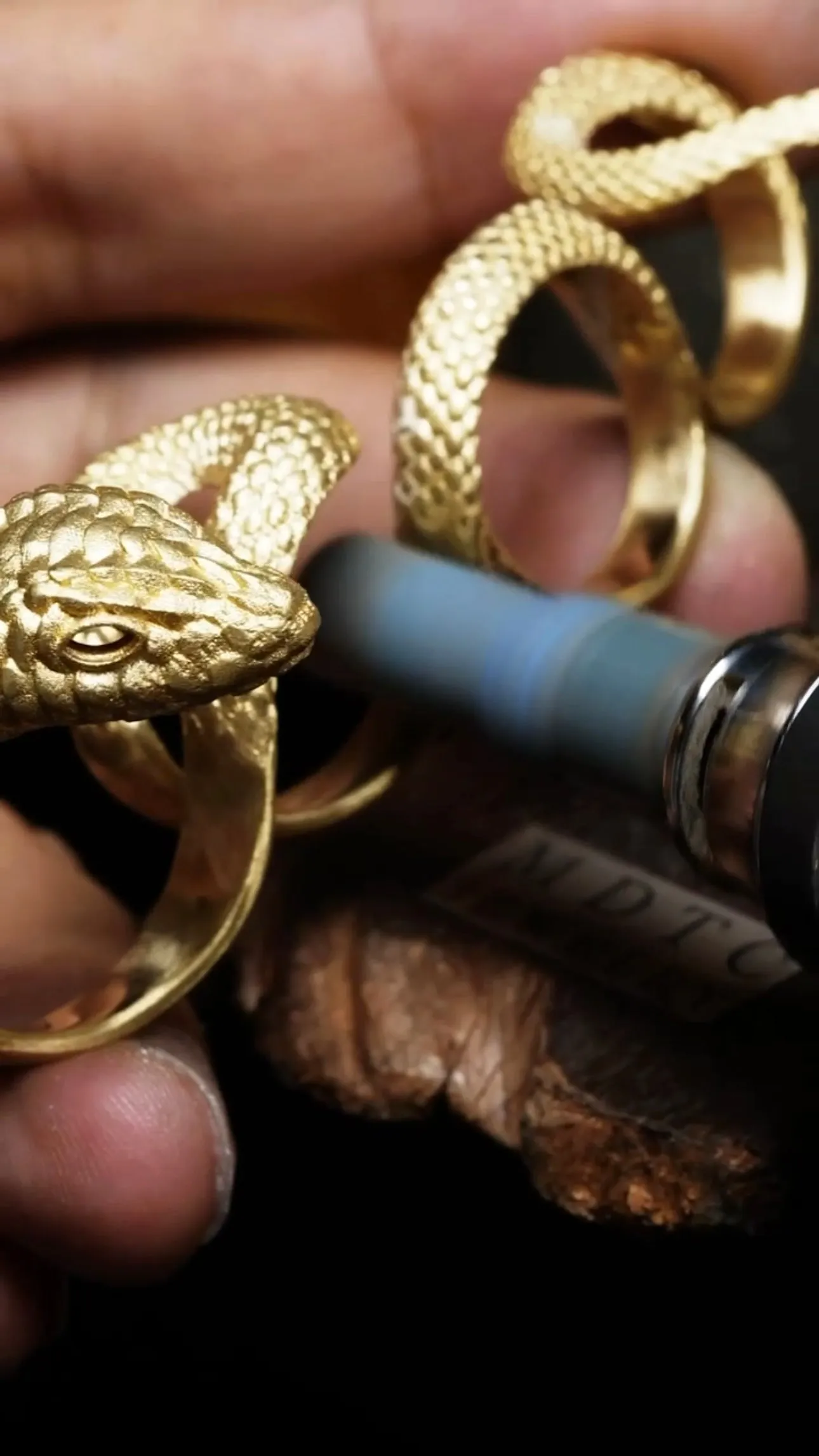 Bespoke | Serpent Ring Twist on 4 Fingers