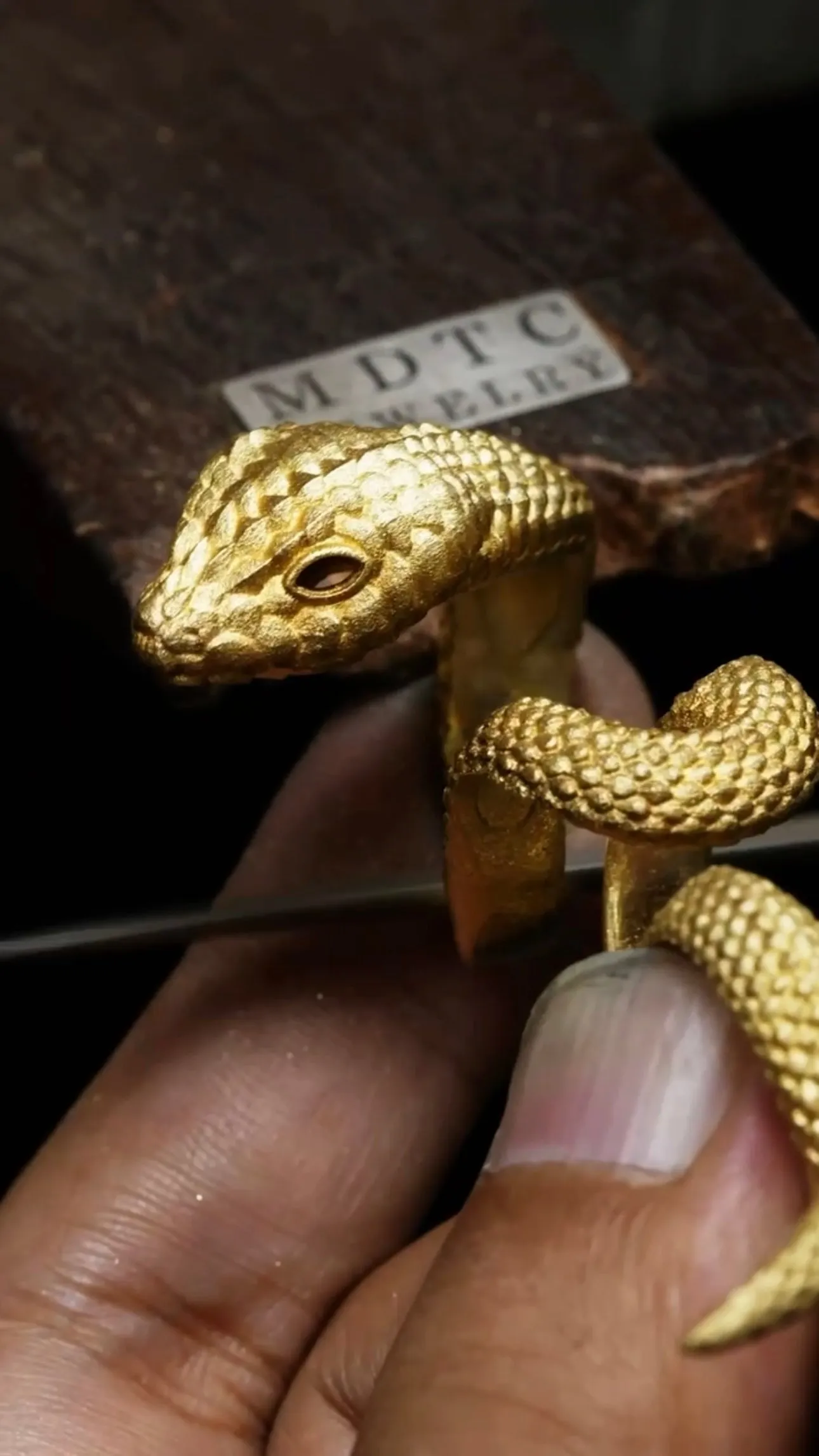Bespoke | Serpent Ring Twist on 4 Fingers