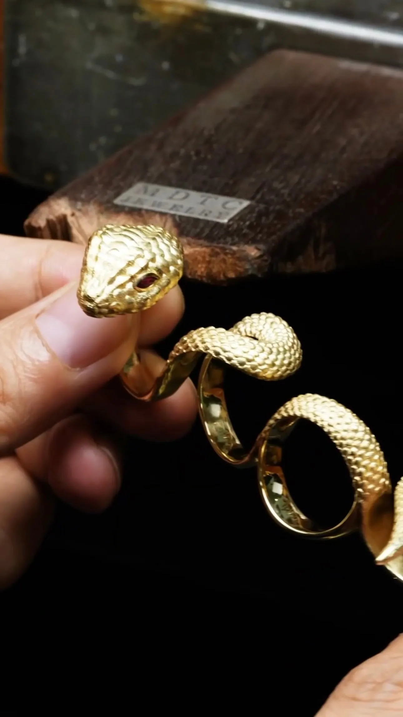 Bespoke | Serpent Ring Twist on 4 Fingers