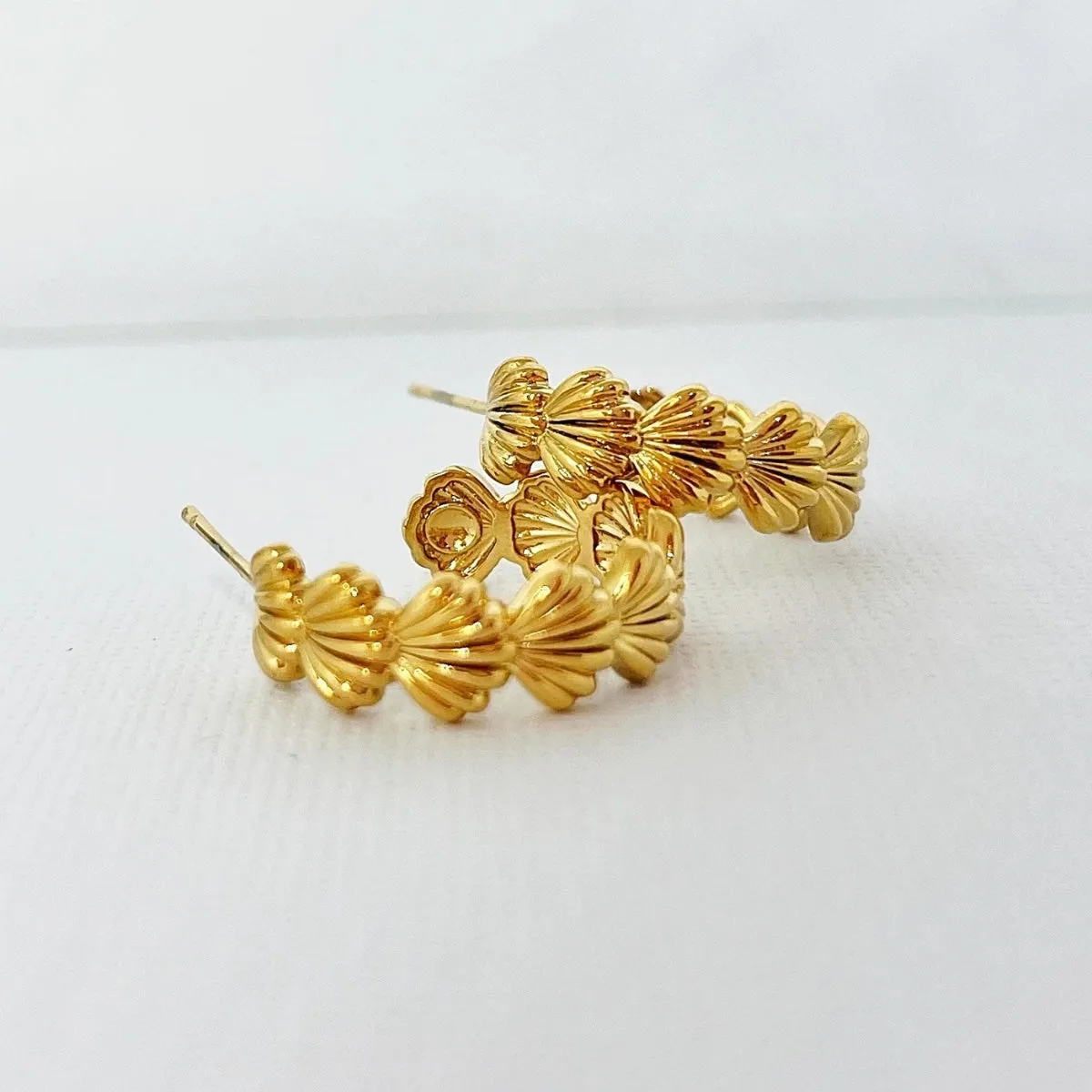 Clam Hoop Earrings (Gold)