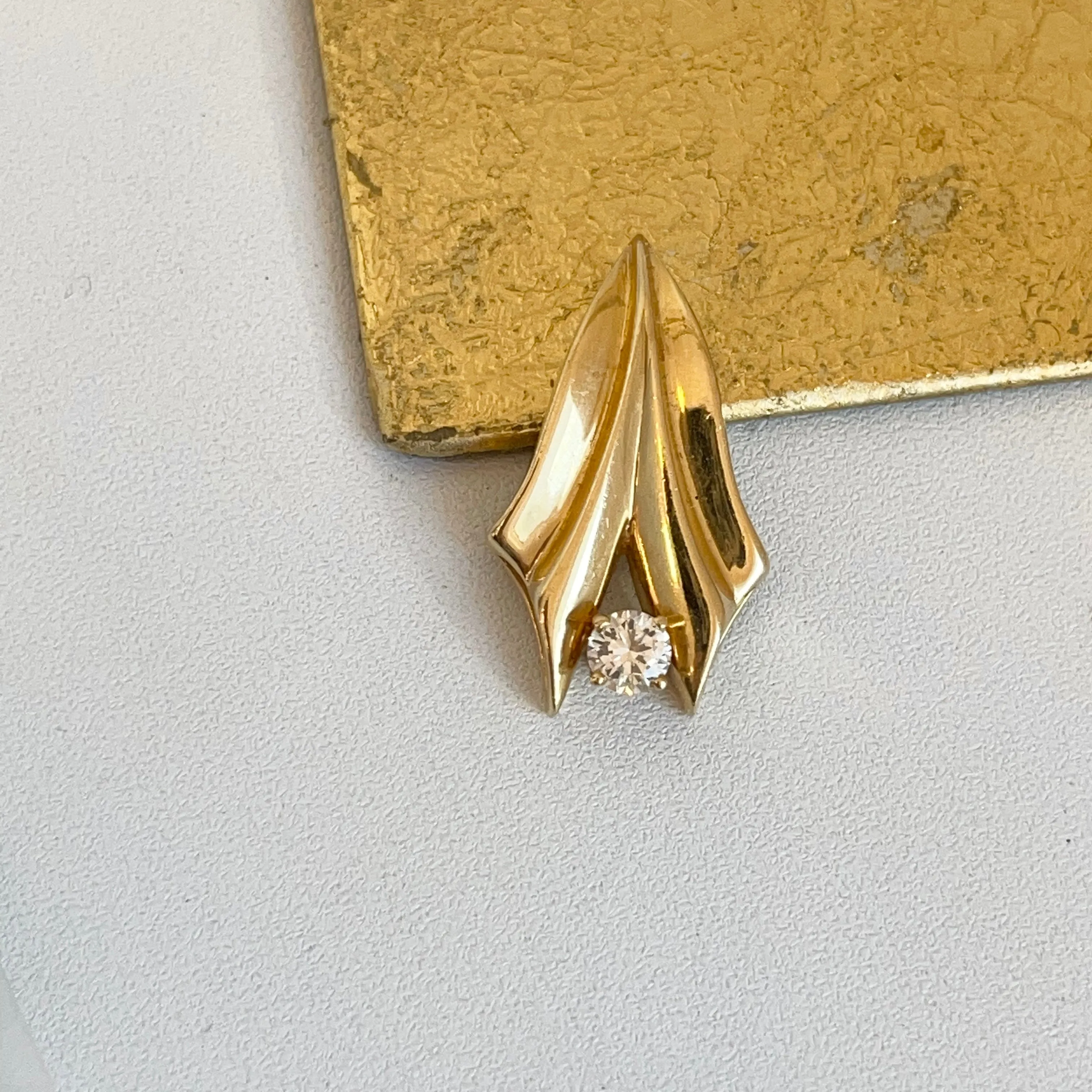 Estate 14KT Yellow Gold CZ Ribbed Omega Slide Pendant