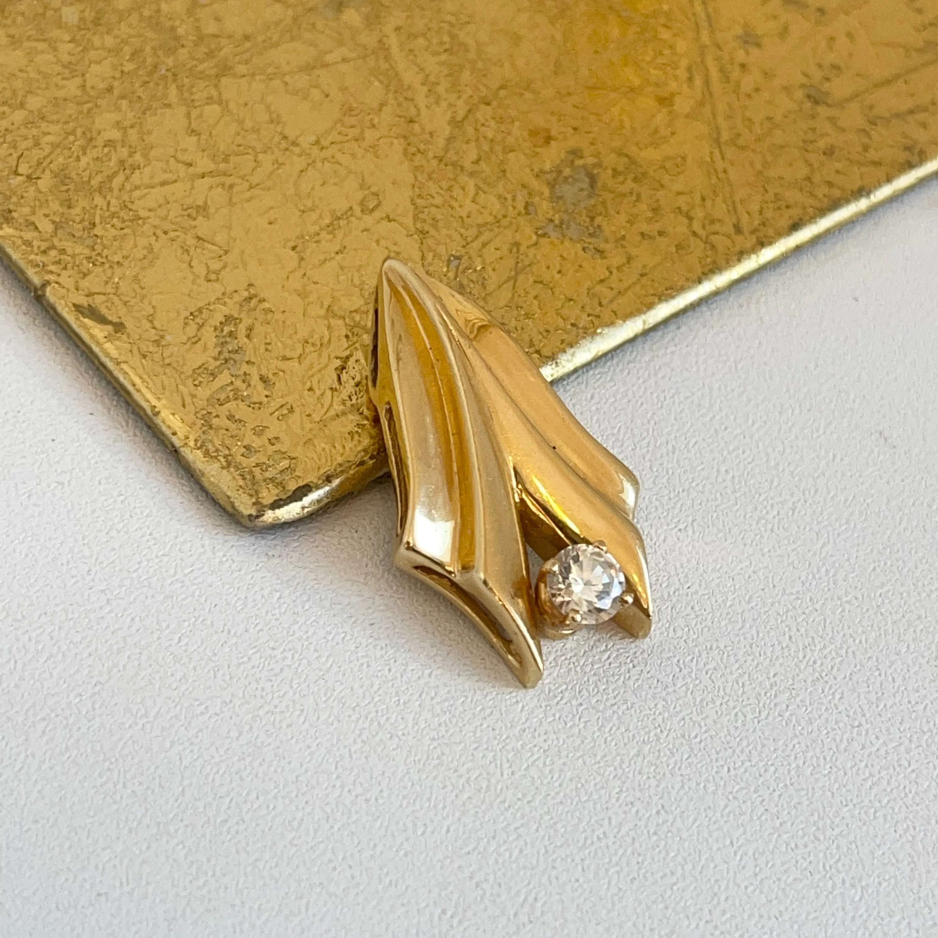 Estate 14KT Yellow Gold CZ Ribbed Omega Slide Pendant
