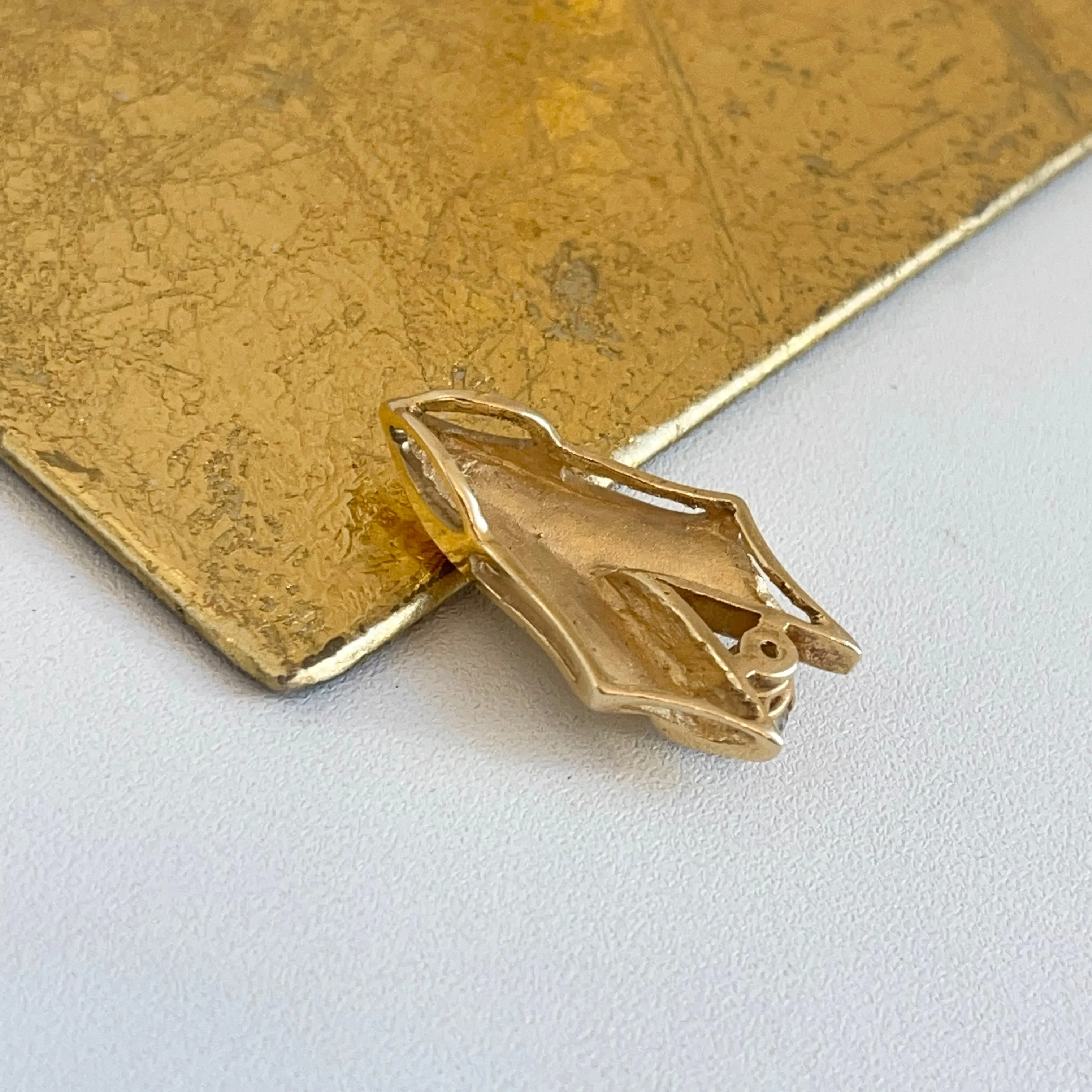 Estate 14KT Yellow Gold CZ Ribbed Omega Slide Pendant