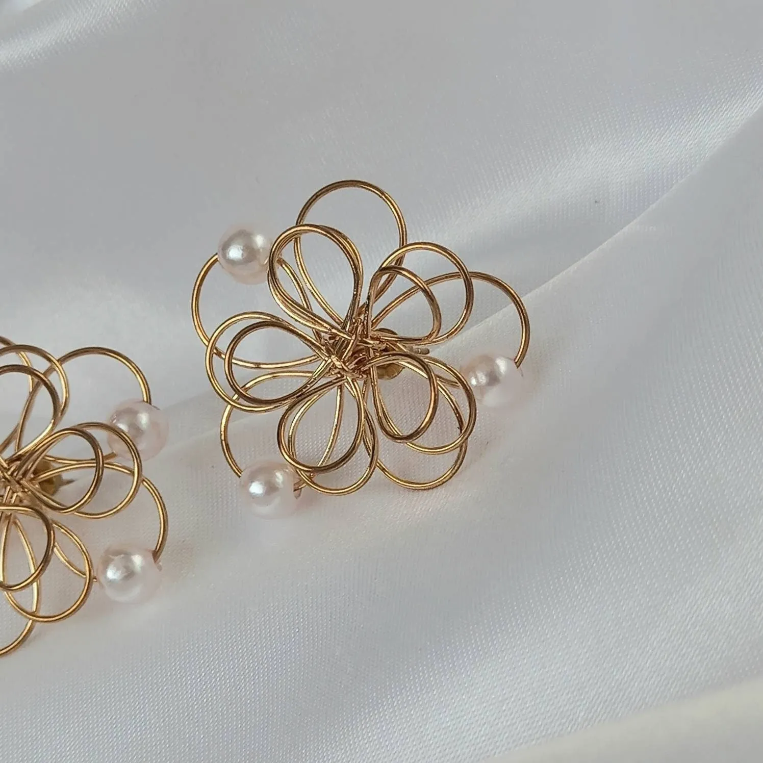 Gold Flower Stud Earrings - Flower Earrings,Flower Jewlellery,Gold Wire Earrings,Pearl Earrings,Gold Stud Earrings In The UK,Gold Jewellery