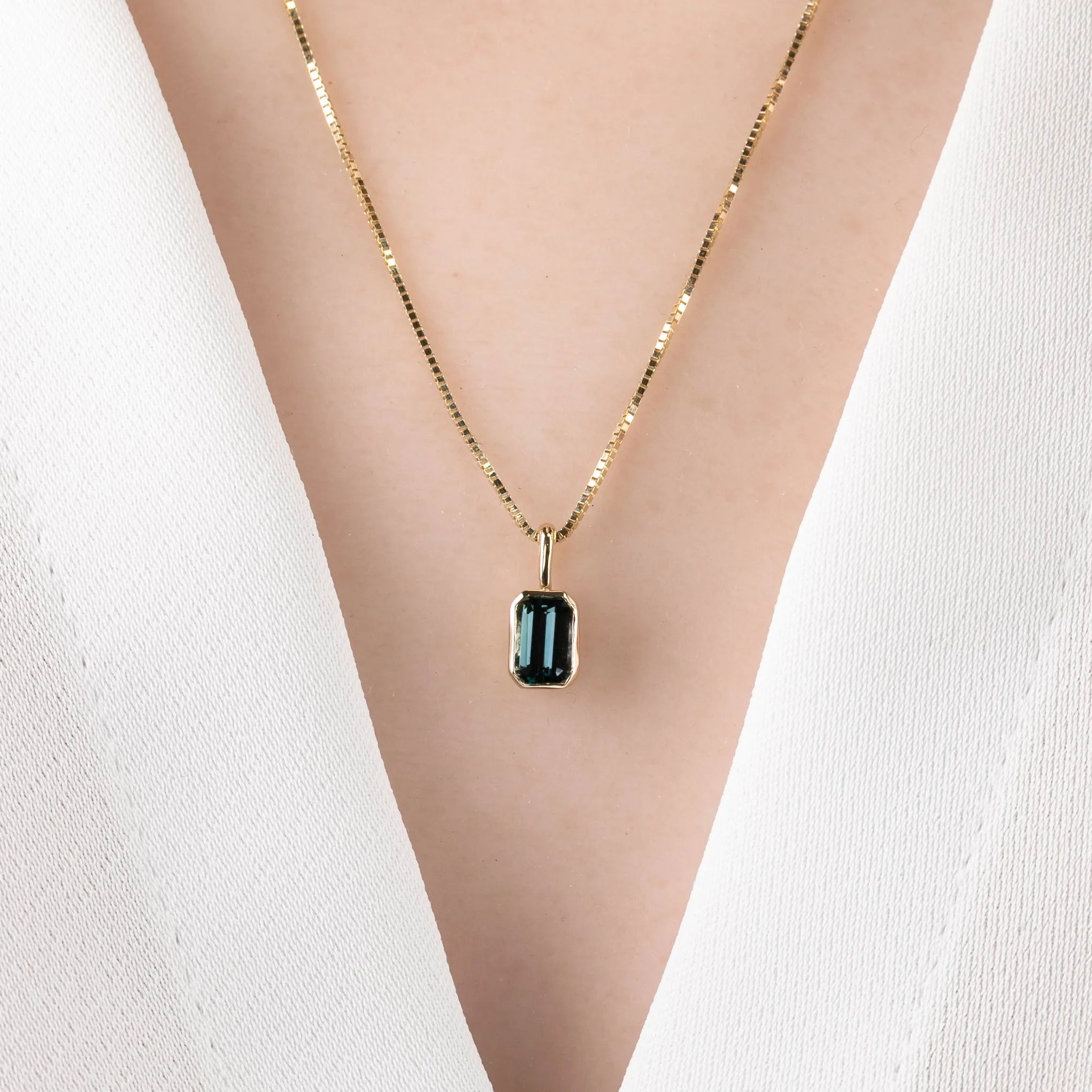 Patia Charm Necklace Emerald Setting