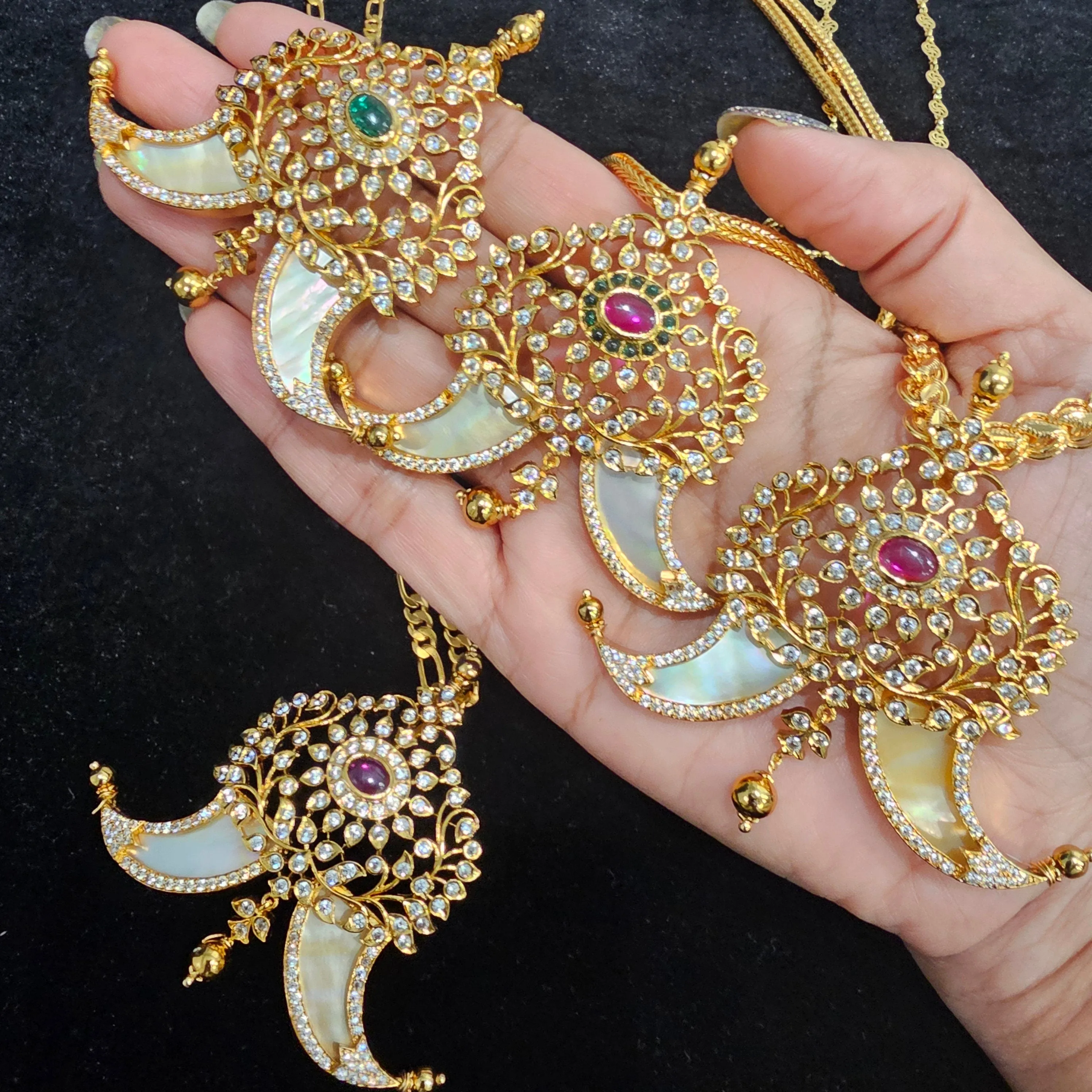 Puli goru pendant